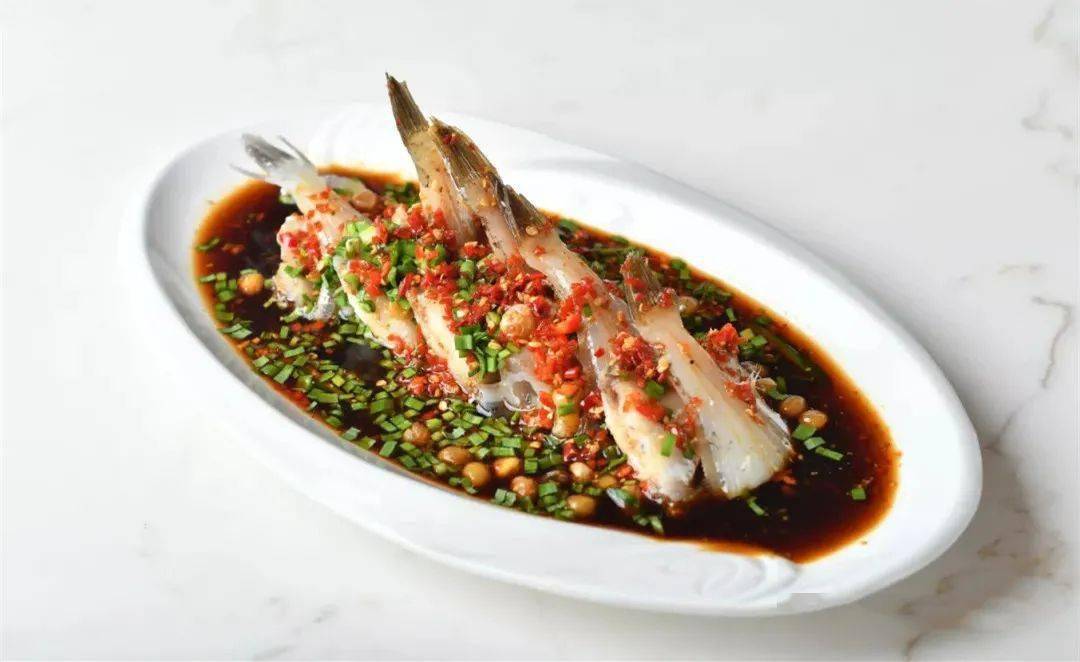 原料:耗儿鱼300克,韭菜末10克,小米椒碎5克,姜米5克,蒜泥5克,酥豌豆3