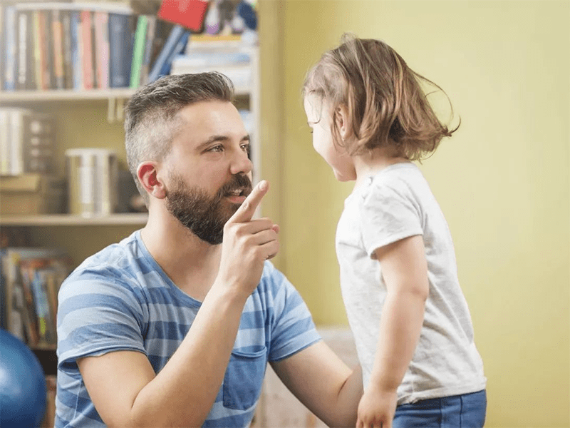 小孩|四岁女孩力大无比把幼儿园男小孩打个遍，我天天被老师叫怎么办？