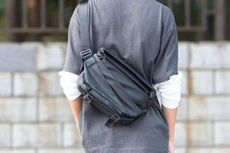 设计|让男人一见痴迷「巨能装」斜挎包！出街背它帅炸整条街