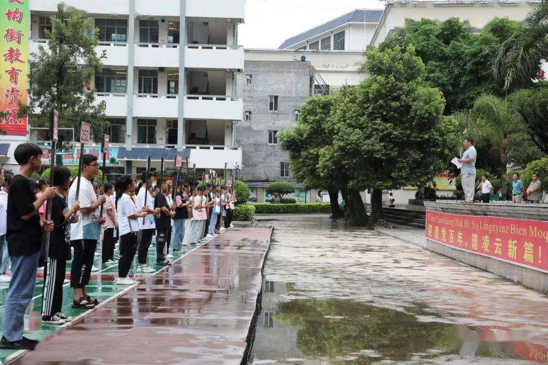 警钟长鸣勿忘国耻凌云县第二中学开展2021年秋季学期防空防震应急疏散