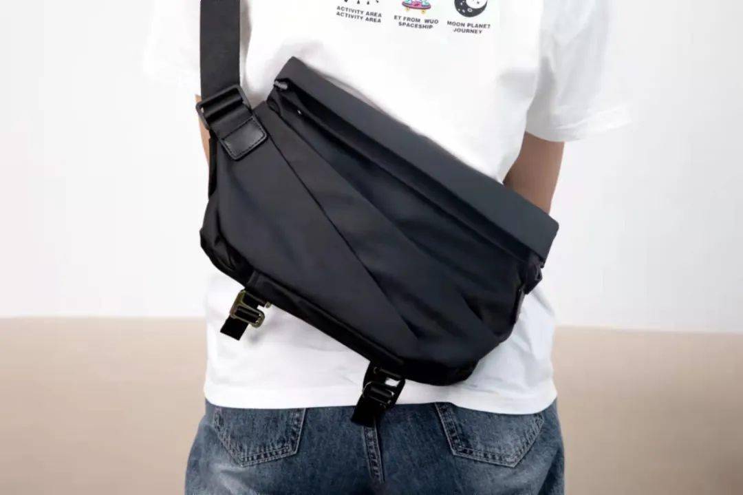 设计|让男人一见痴迷「巨能装」斜挎包！出街背它帅炸整条街