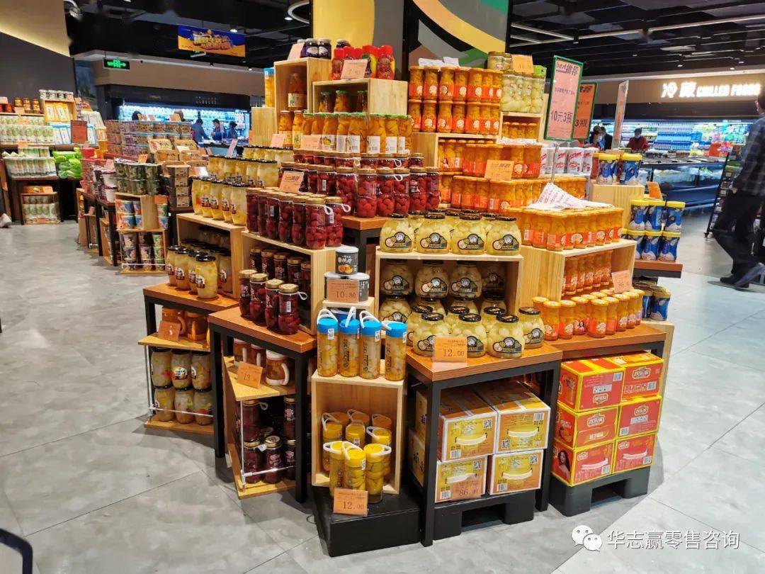 (包括停车场,试衣间等) 货架上商品是否充足,干净?