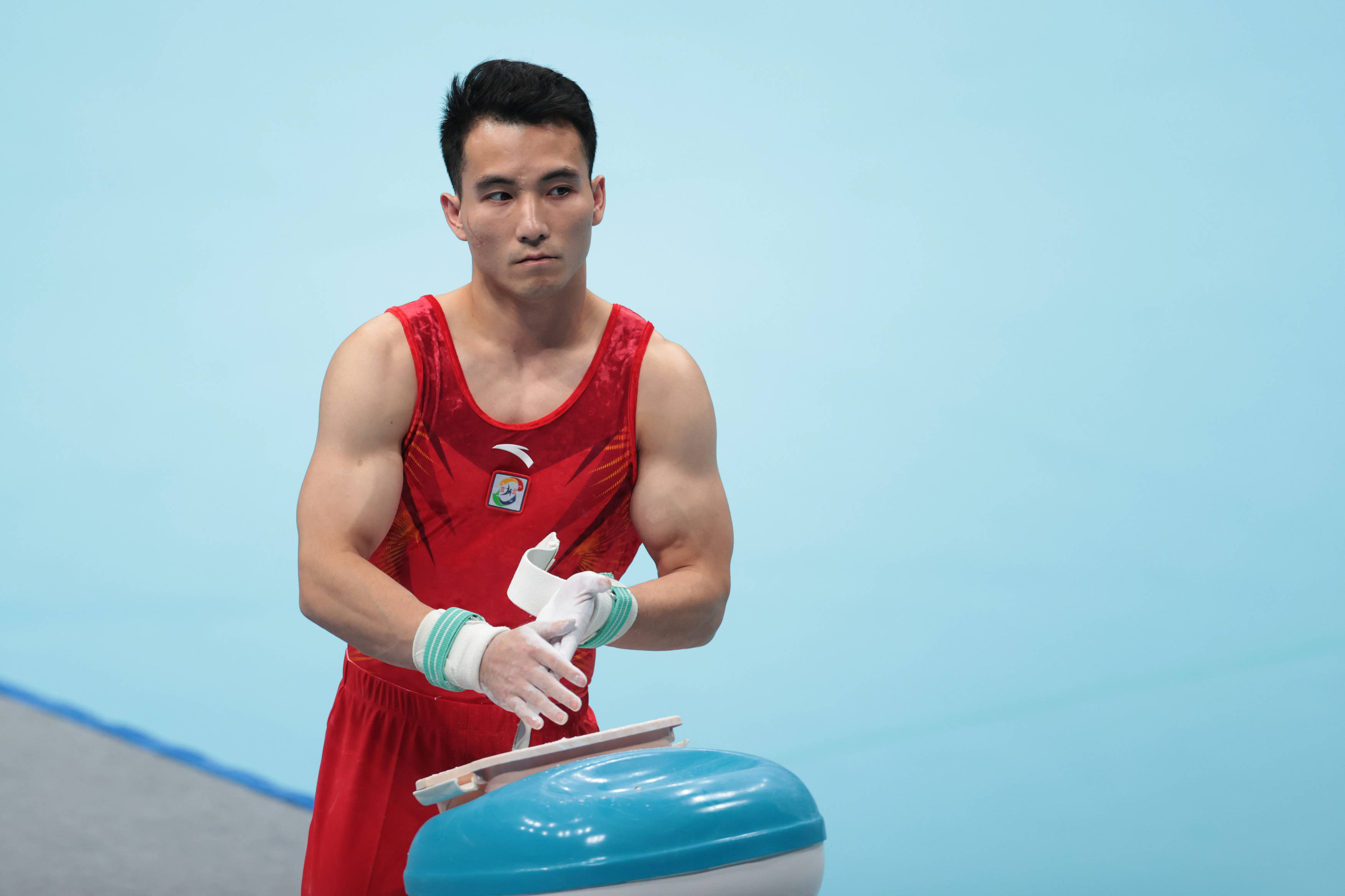 9月19日,贵州队选手邓书弟在单杠比赛前准备.