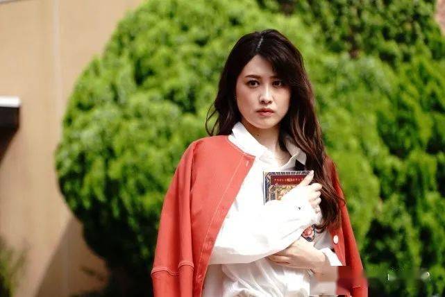 飞鸟凛负责饰演这次假面骑士espada也就是贤人的恋人,或者说是未婚妻