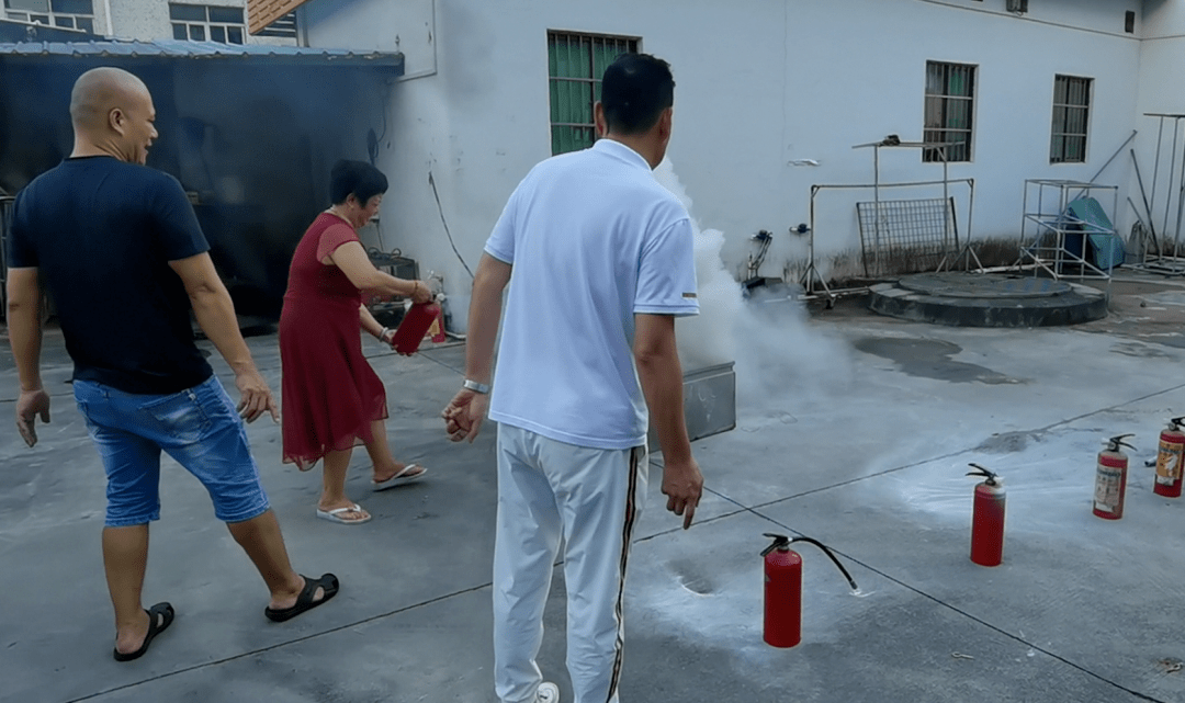 海丰某服装厂一群人正在围观