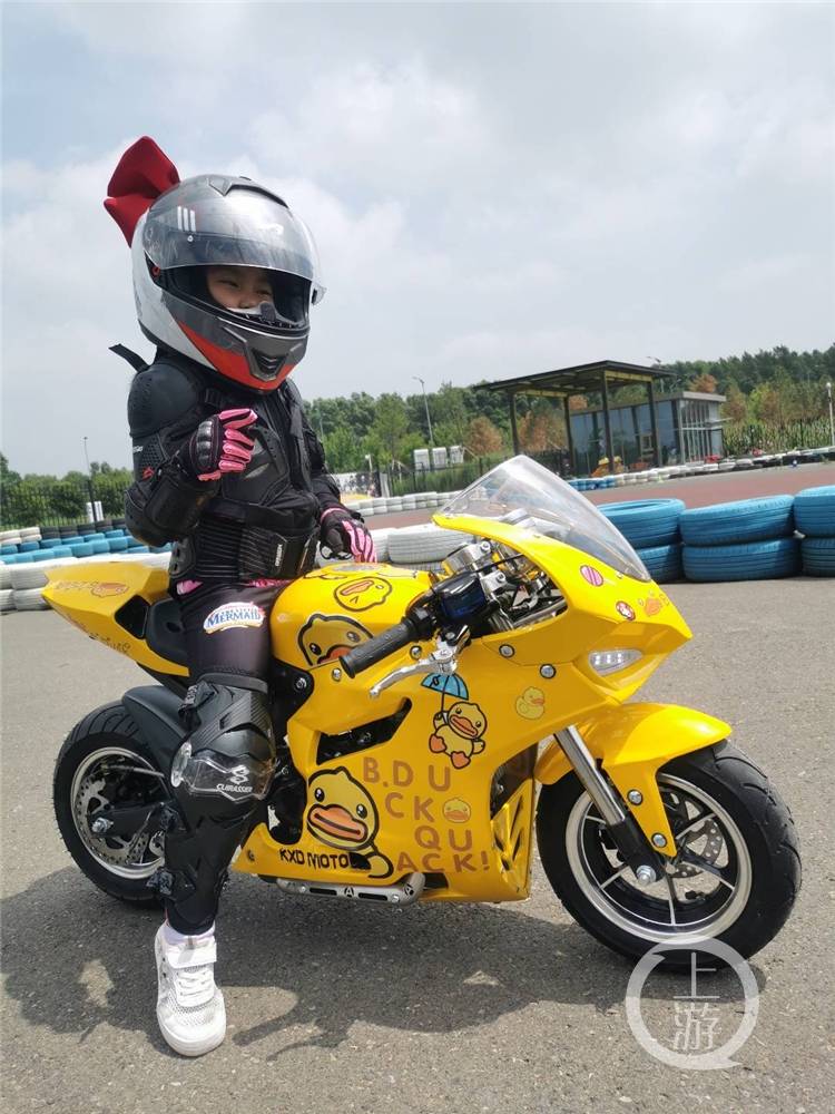 4岁"追风少女"成中国最小摩托车手 还成功带妈妈"入坑"
