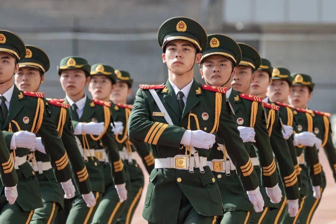 传承信仰无上荣光记兰州大学国旗护卫队亮相训练场