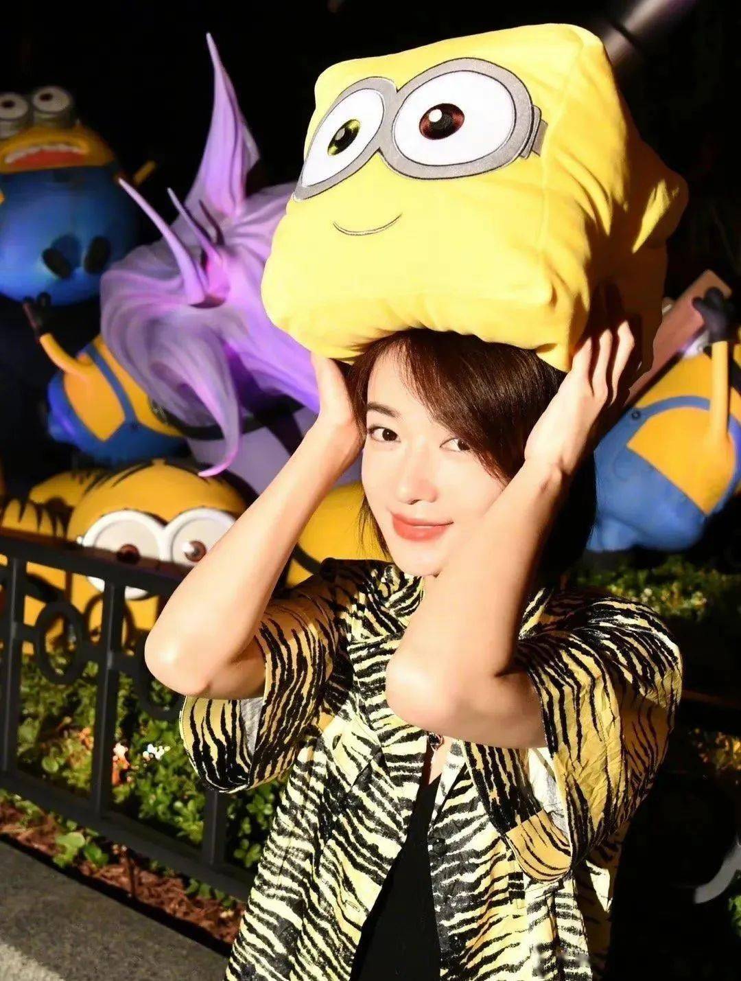 毛衣|下周穿什么 | 跟女明星学做环球影城最靓的仔!