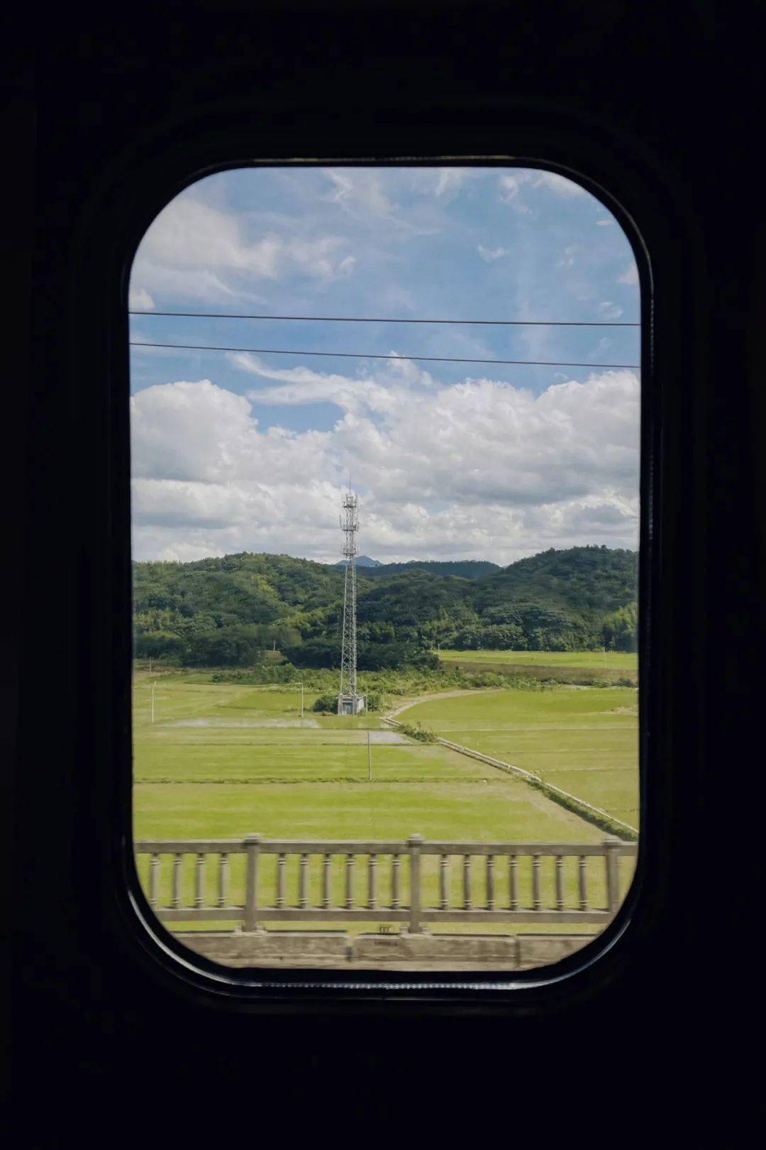 高铁窗口风景图片