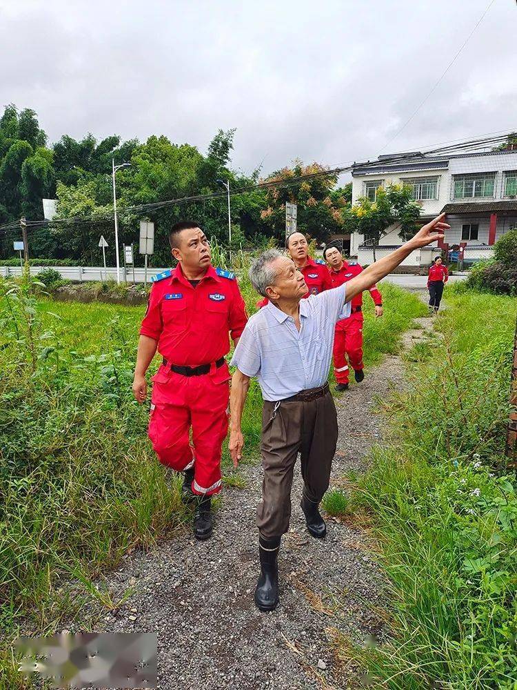 16日7時30分,在接到緊急招募志願者的通知後,蓬安晨光救援隊的隊員們