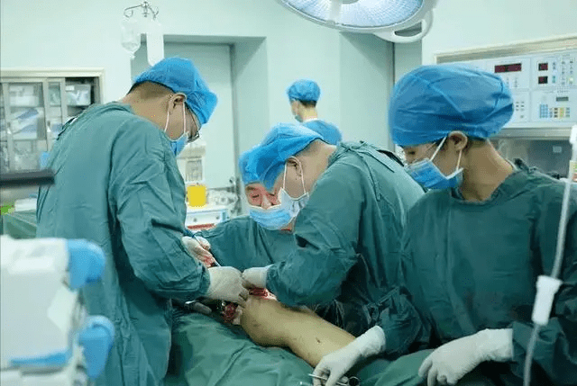 男子|男子被蚊子咬后发高烧险截肢，22天做了5场手术，医生紧急提醒