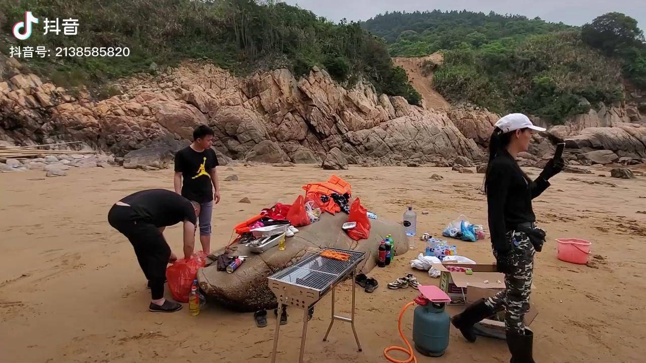 小明赶海总动员组织二十人抽水坑这场面把底下鱼群都吓懵圈了