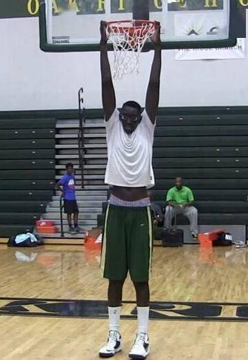 保罗·斯图格斯(2米36)这位老兄不是在nba打球的,他是著名哈林街球队