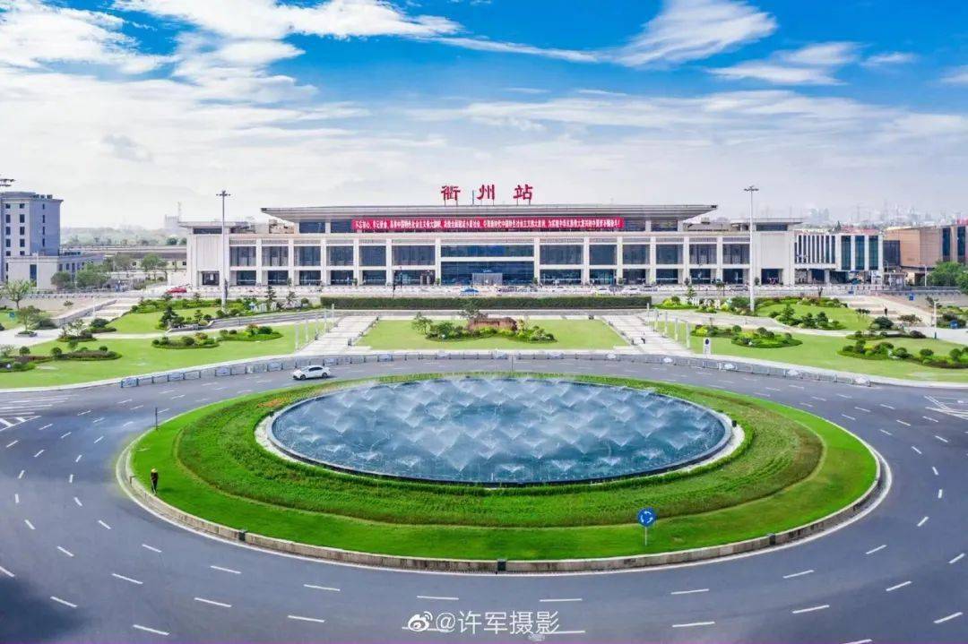 说起衢州的高铁站,每一个衢州人都会对这个圆盘有印象.