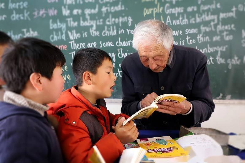 烛光老师叶连平由普通工人变乡村老师从教40余年如今怎样了