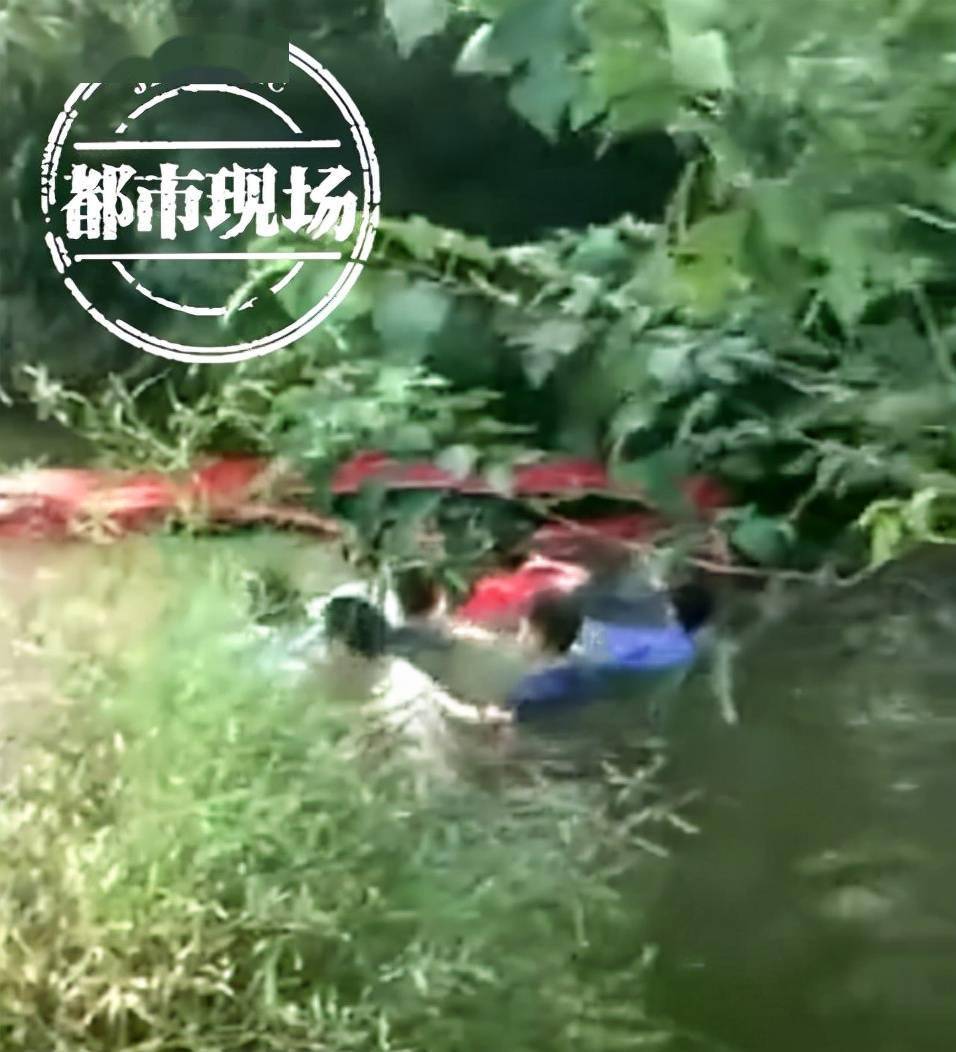 江西南昌：一家5口去怪石岭景区旅游，返程时小车翻入水中，祖孙3人不幸身亡