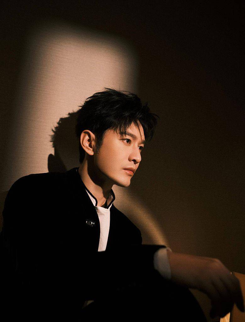 黄晓明大湾区中秋写真魅力绽放五官精致能打氛围感拉满