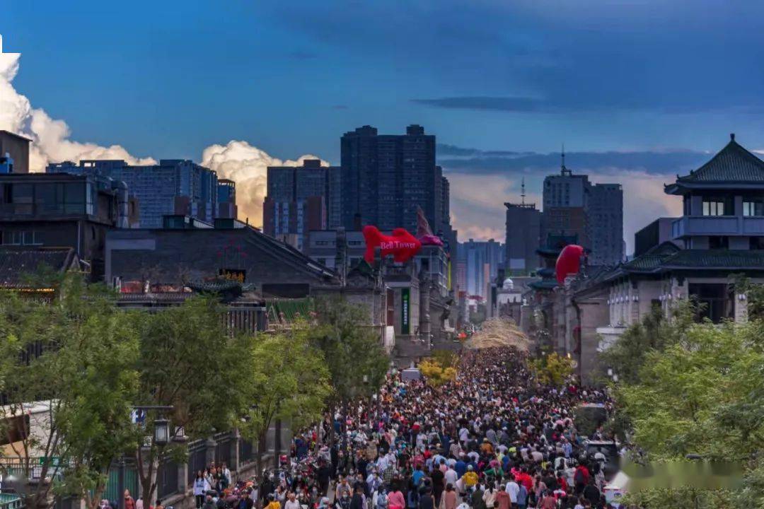 与钟楼共中秋开街以来钟楼街每日人流量近25万人次柳巷商业区达40万