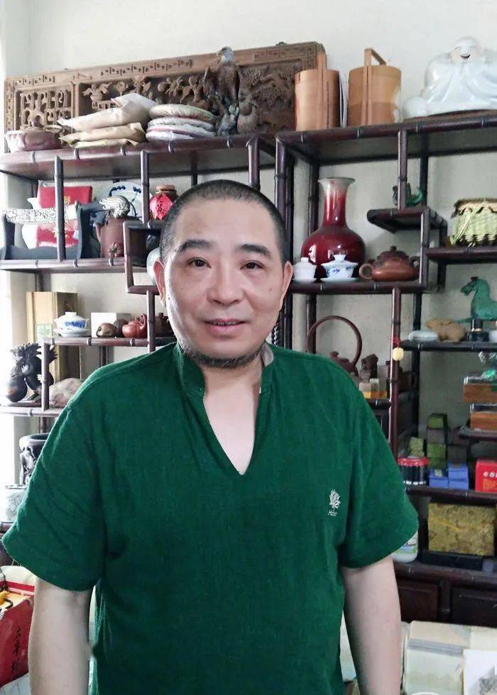 王益浩,"无一斋"凌波堂主,1961年出生于浙江湖州,祖籍东阳.