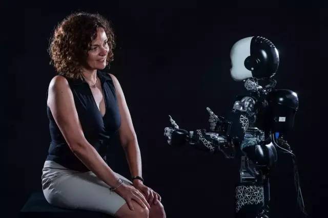 iCub|机器人越像人越好？Science子刊：被人形机器人一直盯着，你会变“蠢”