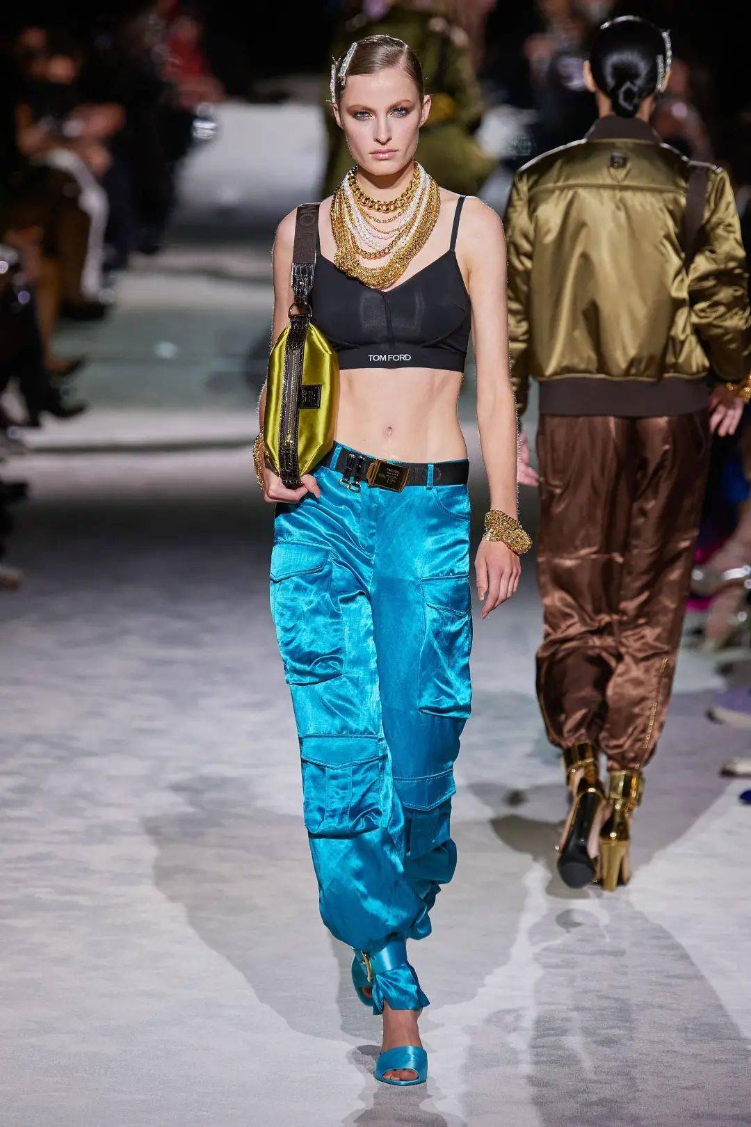 带着|一己之力拯救了Gucci的男人，出走后的他带着全新的运动风潮 SPRING 2022 READY-TO-WEAR，飒爽归来。