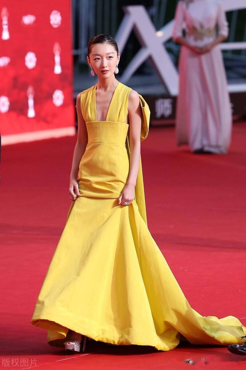 第11届北京电影节开幕红毯周冬雨一袭长裙元气满满