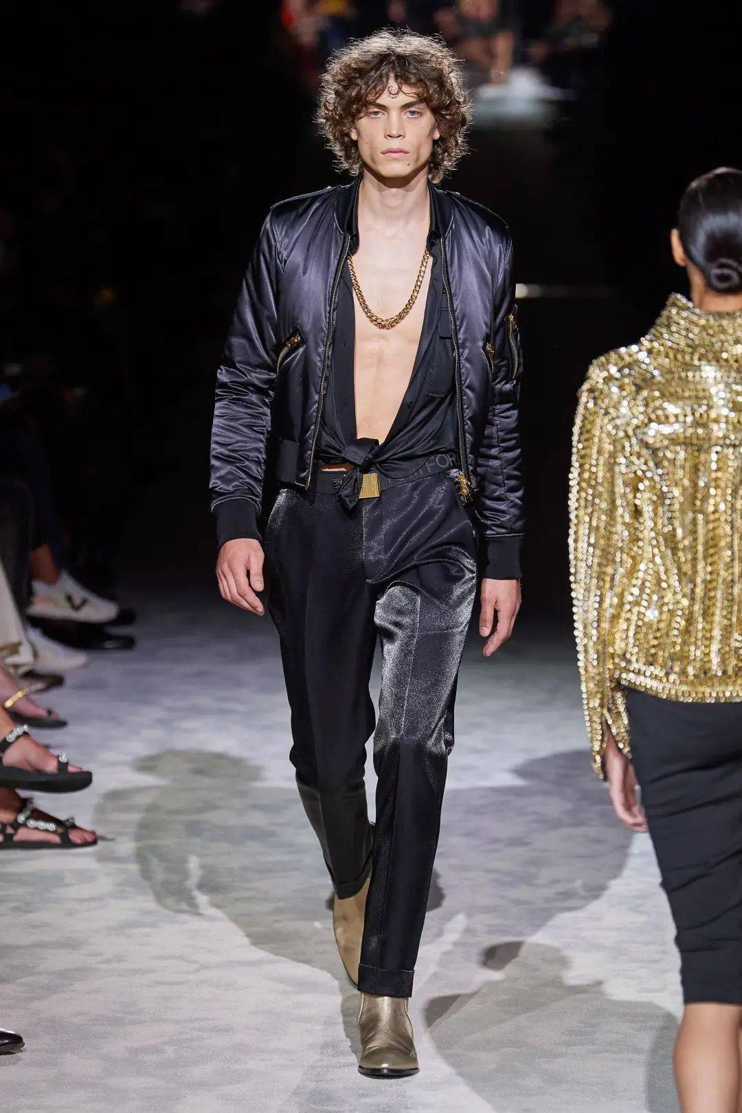 带着|一己之力拯救了Gucci的男人，出走后的他带着全新的运动风潮 SPRING 2022 READY-TO-WEAR，飒爽归来。