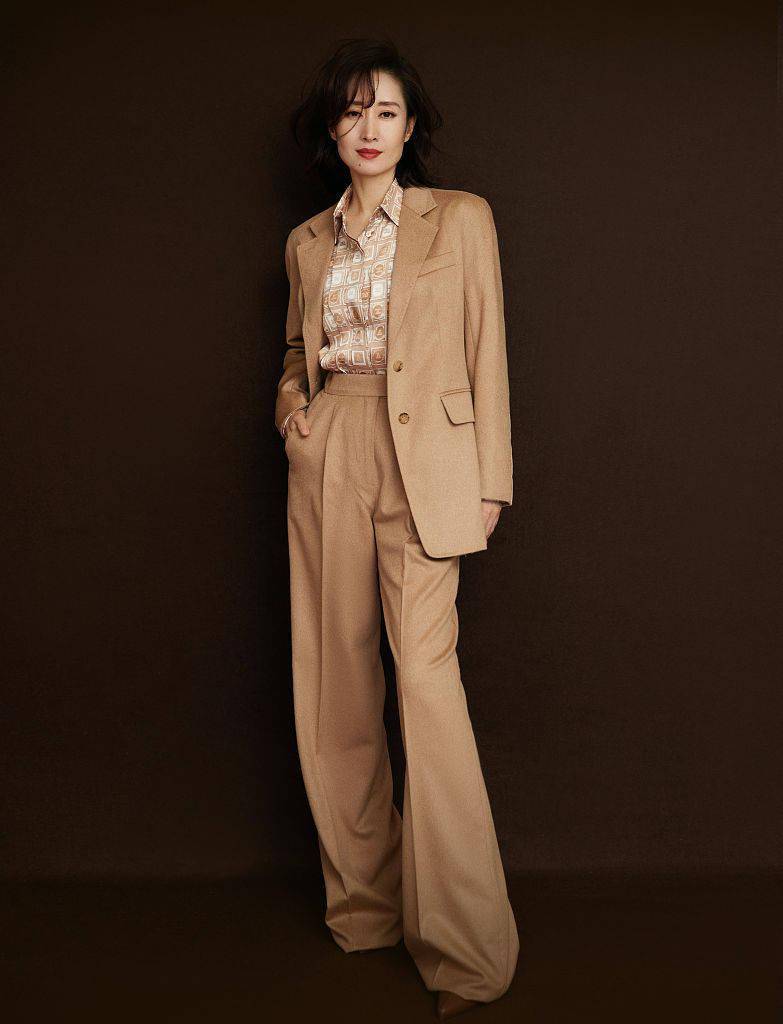 刘敏涛咖色西装套装复古优雅 戴小鹿头饰可爱满分