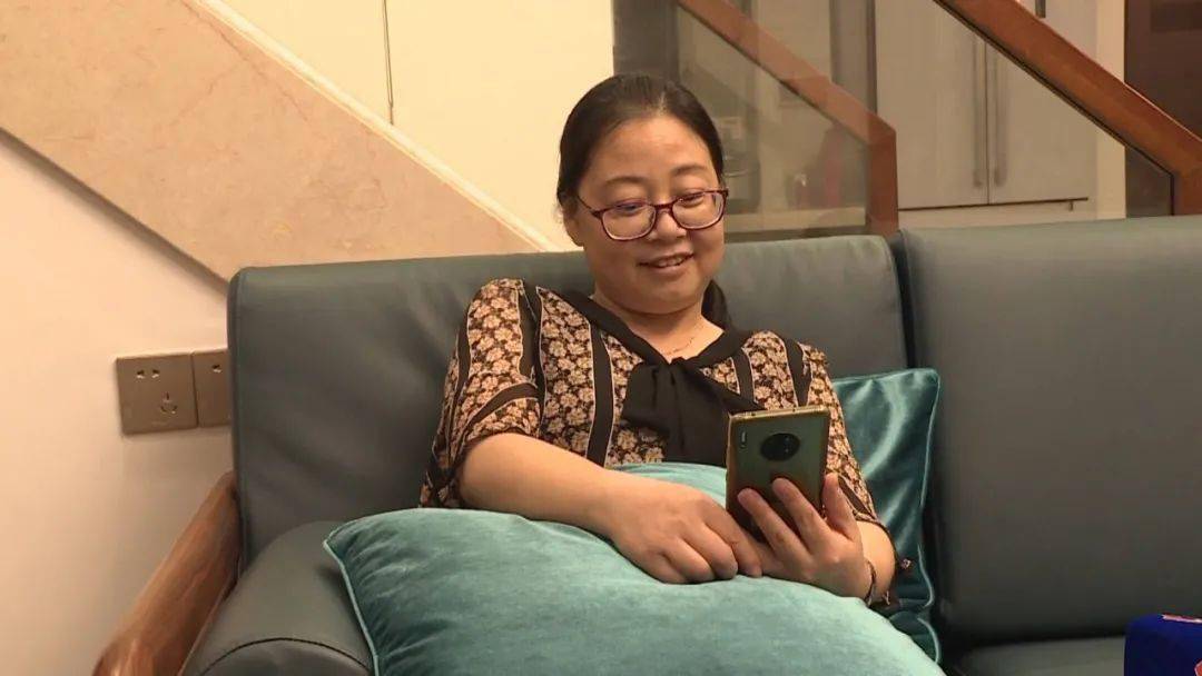 方旭 和 妻子 鲍海花:只能在这么远的地方跟你们网上团聚一下,要8000