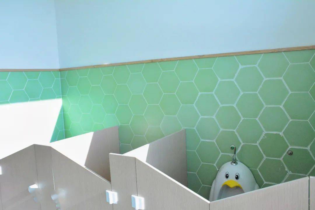 蜂巢|「小镇幼儿园教室」跟我走进学校一起看看吧