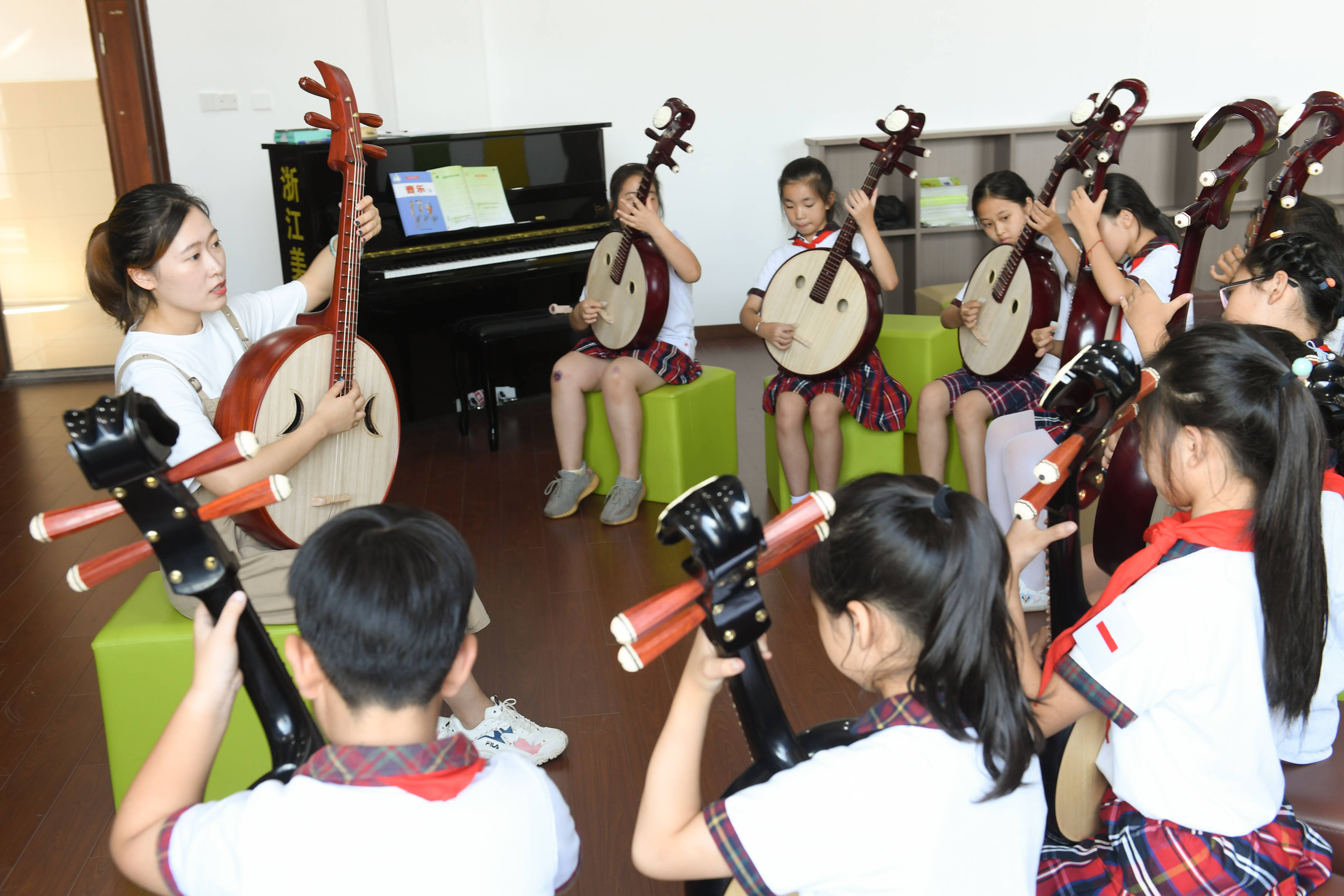 9月23日,湖州市吴兴区埭溪镇上强小学学生在上乐器课.