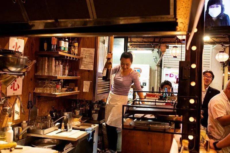 酿酒喧闹狭小的居酒屋，藏着他们的人情世故和无处安放的灵魂