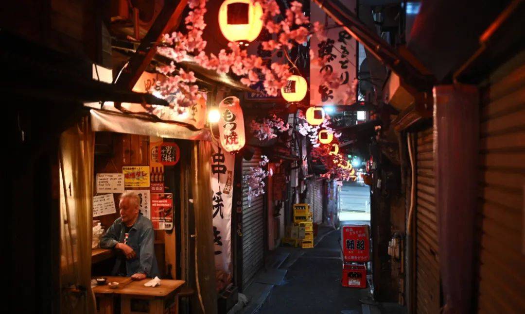 酿酒喧闹狭小的居酒屋，藏着他们的人情世故和无处安放的灵魂