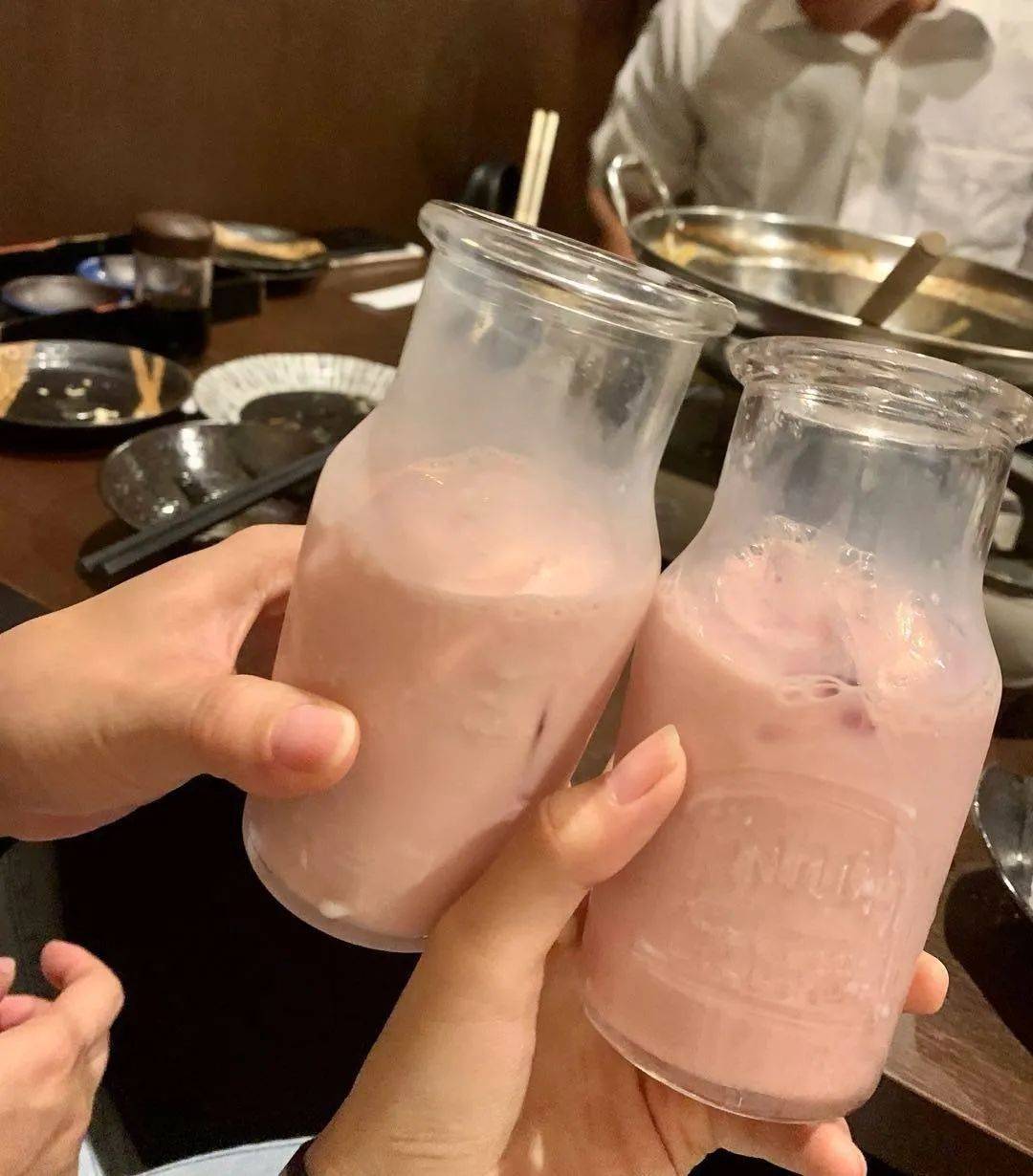 酿酒喧闹狭小的居酒屋，藏着他们的人情世故和无处安放的灵魂