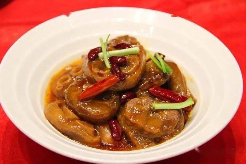 猪脚圈,花生黄豆各—把,葱白两段,生姜,大料,桂皮适量,盐,味精适量,蒜