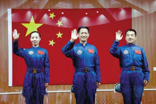 中国空间站将迎来首位出舱女航天员：王亚平