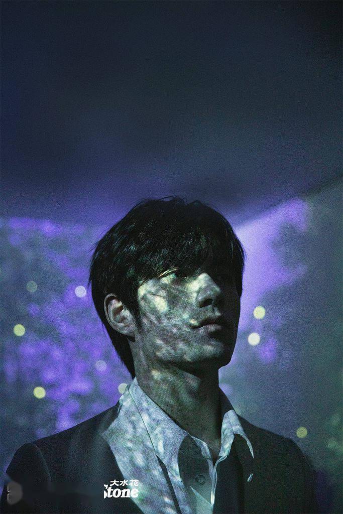 张颜齐光影写真氛围感超强五官精致似犹豫王子侧脸好绝