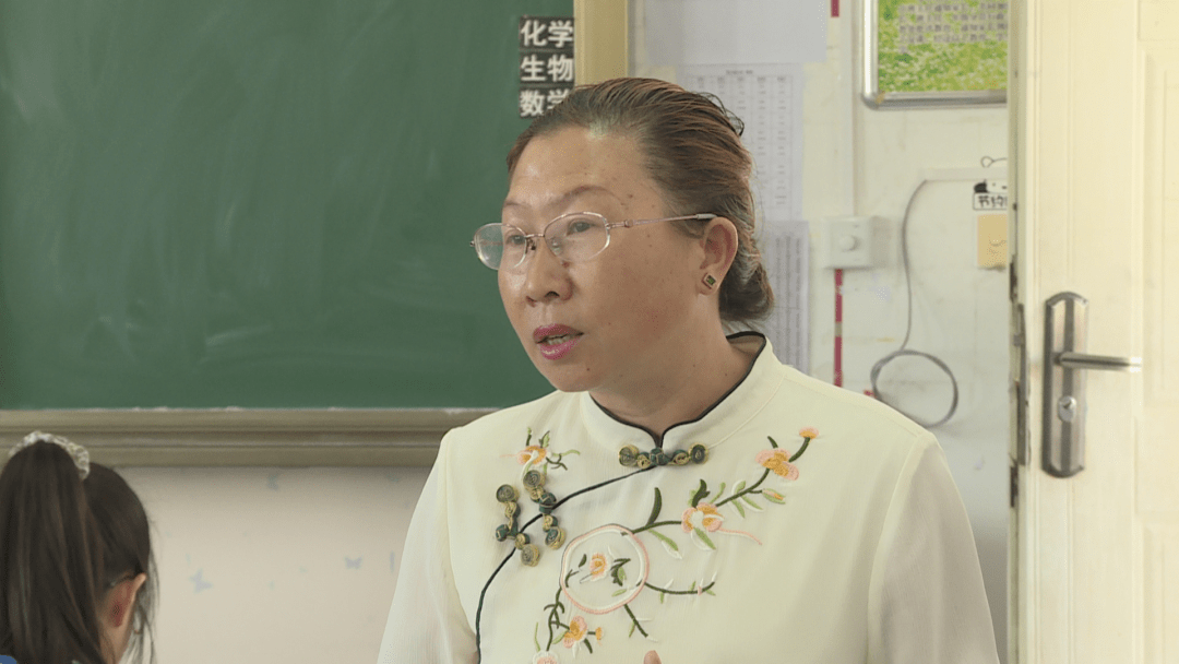 榜样在身边四川省特级教师吴艳30载春秋育人才一生无悔站讲台