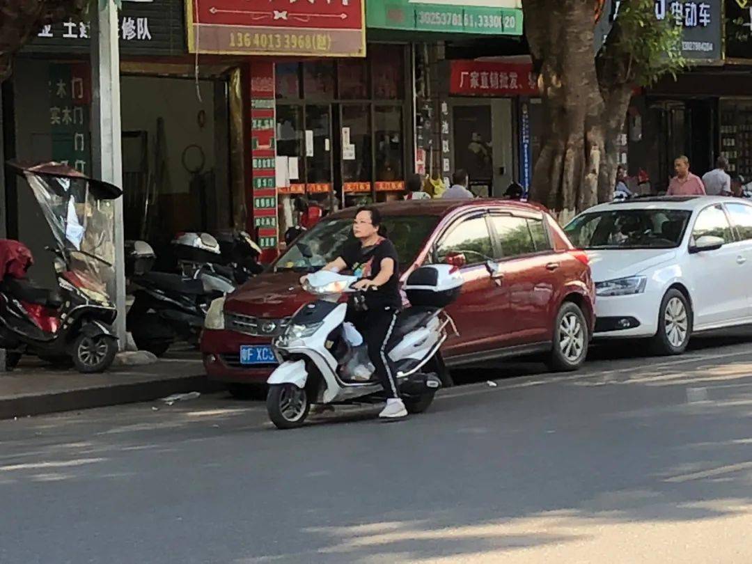 骑车不戴头盔始兴交警持续开展交通违法行为曝光行动