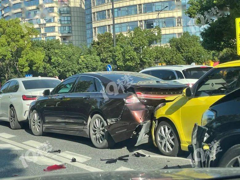 嘉兴今早突发多起车祸广宜文苑四车追尾南湖大道巴黎都市两车相撞湘家