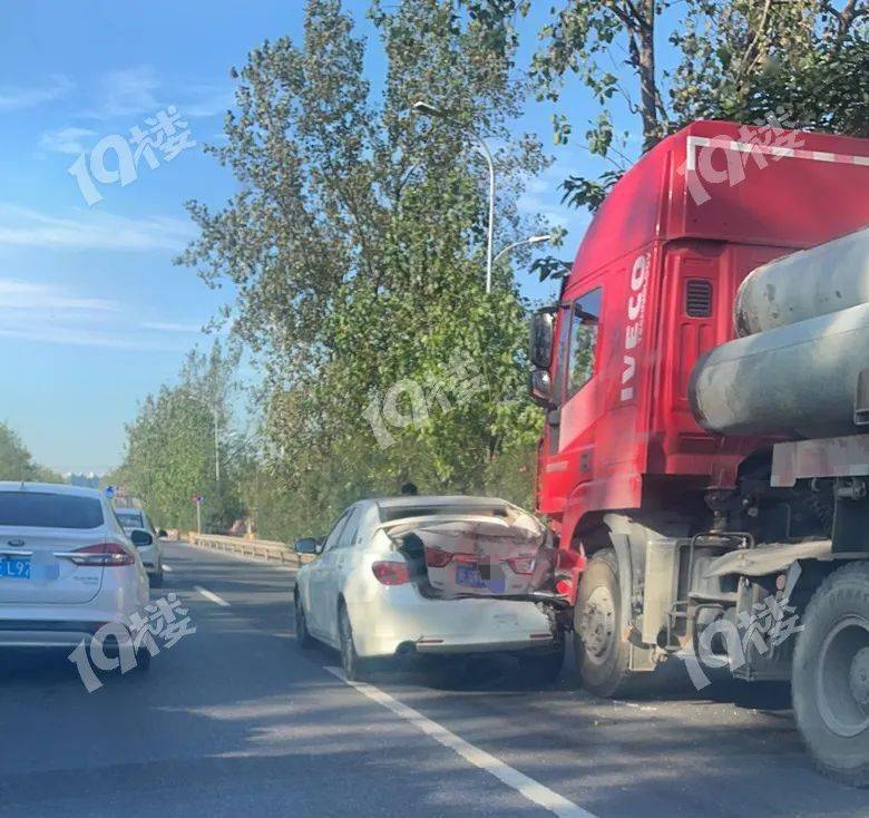 嘉兴今早突发多起车祸!