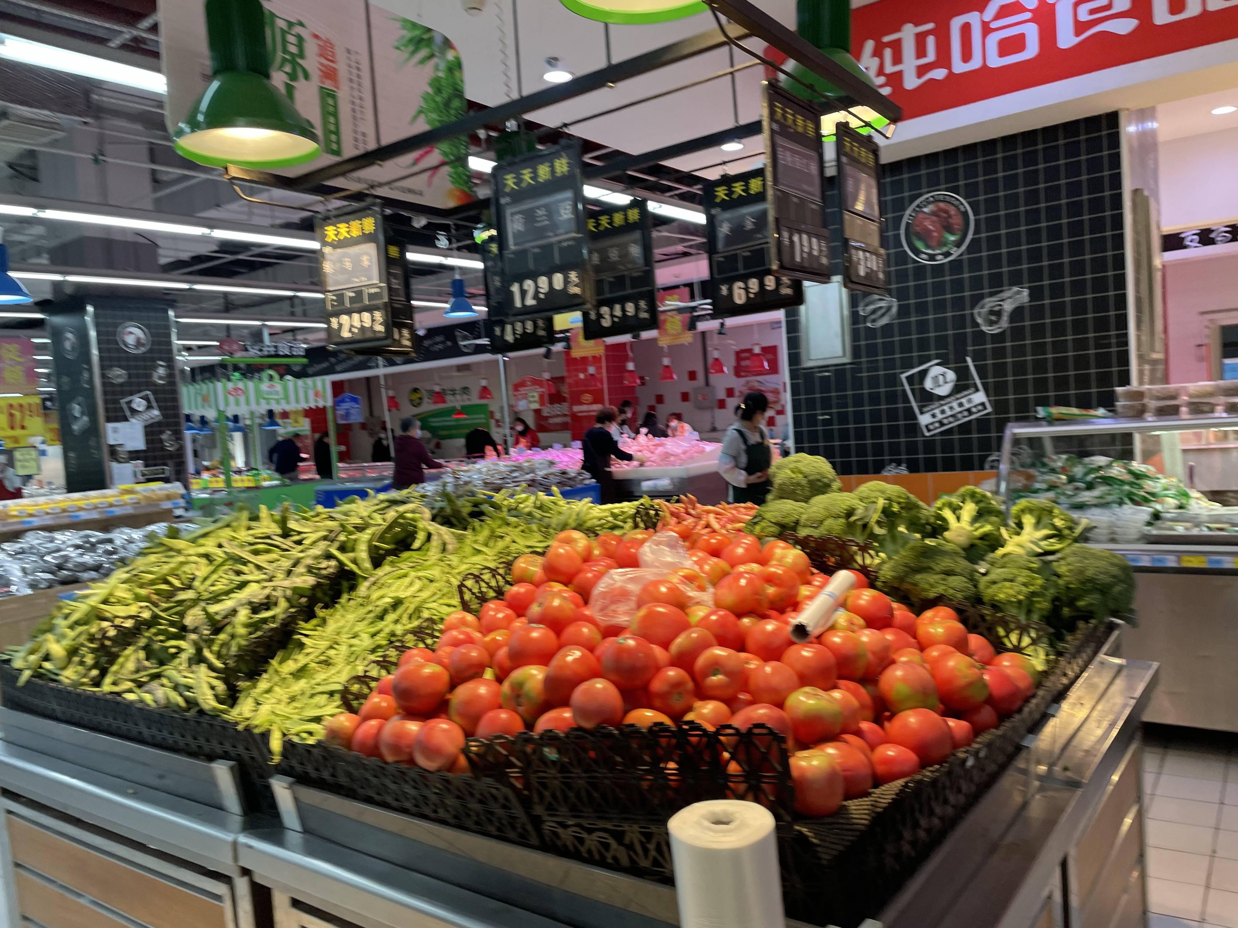 哈市超市肉禽蛋奶蔬菜供应充足,价格便宜,市民戴口罩测温后进入