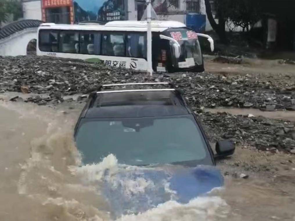 泥石流|强降雨引发山洪泥石流 河南一景区附近数辆汽车被埋