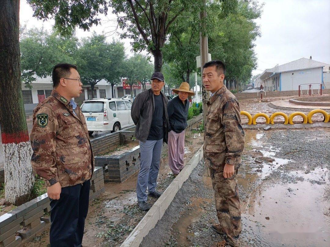 镇人大主席梁海瑞指导梁家山人居环境整治提升.