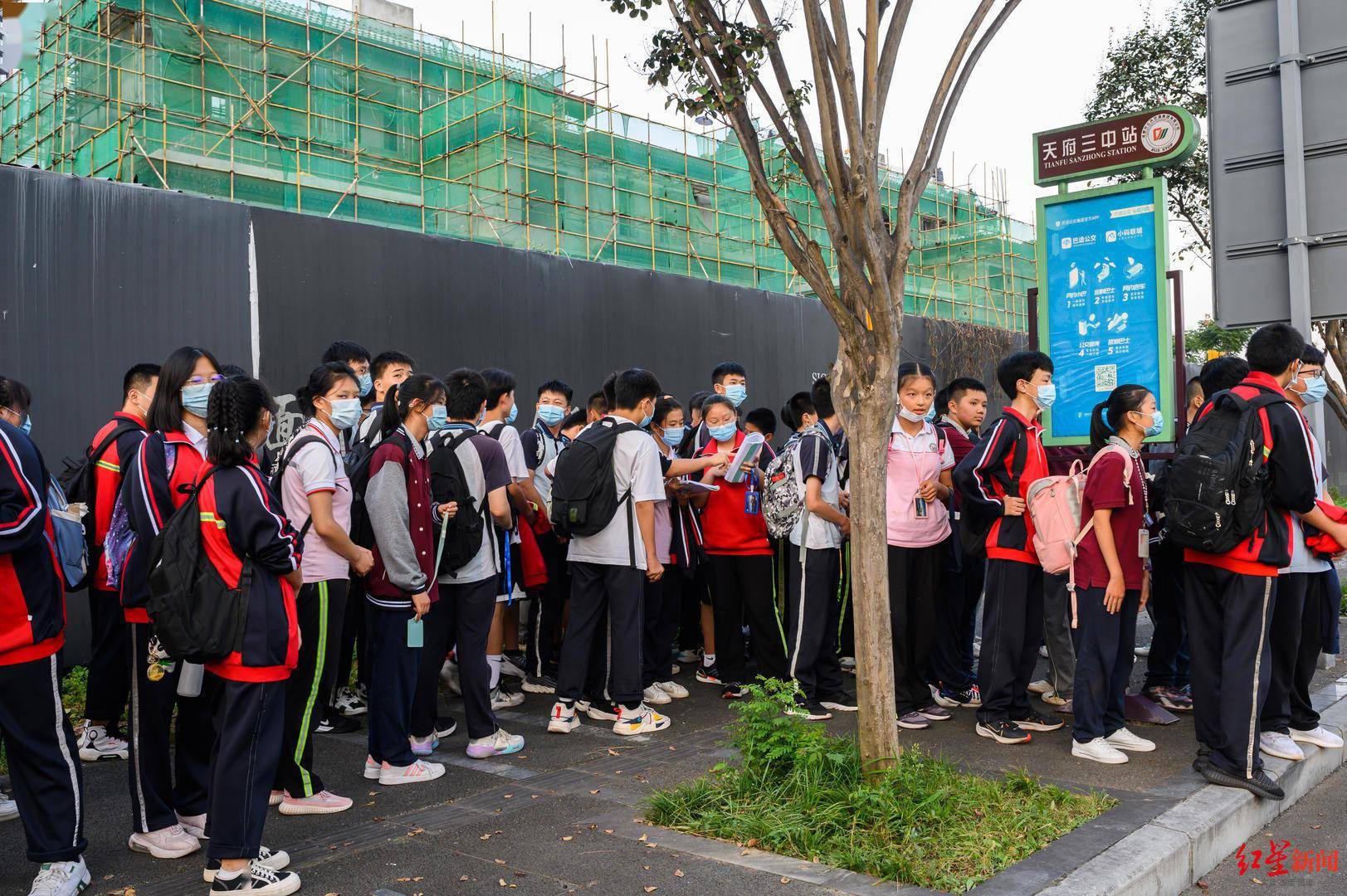 天府三中师生通勤时间超1小时成都公交集团已优化线路站点从21站精简