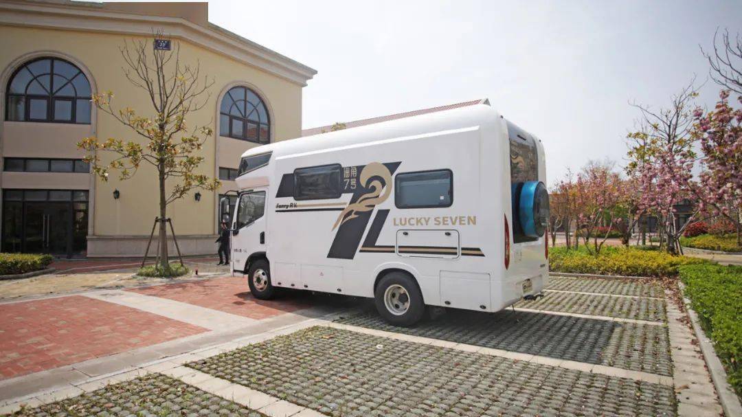 1015成都房车展法美瑞海角7号尊尚版纵置子母床大水电空间享受与美好