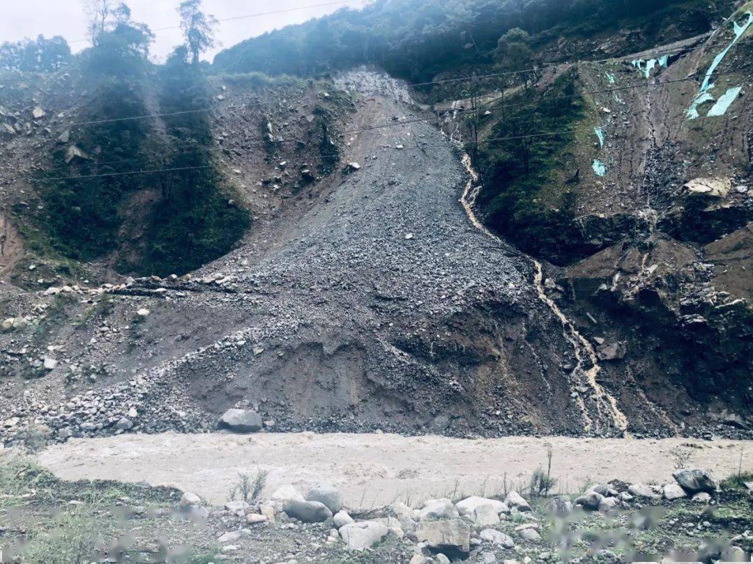 雅安突发泥石流,10余人失联