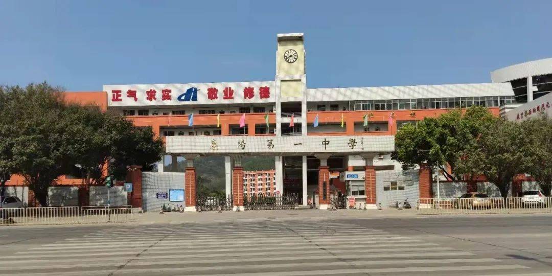 25,桂城中学桂城中学位于广东省佛山市南海区桂城街道桂平西路,创办于