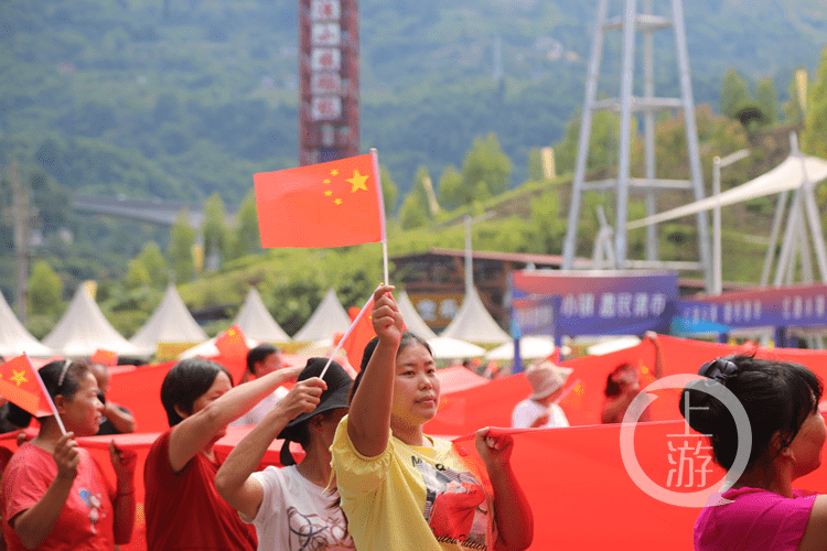 迎国庆!重庆一景区举办快闪活动 巨型党旗,国旗亮相