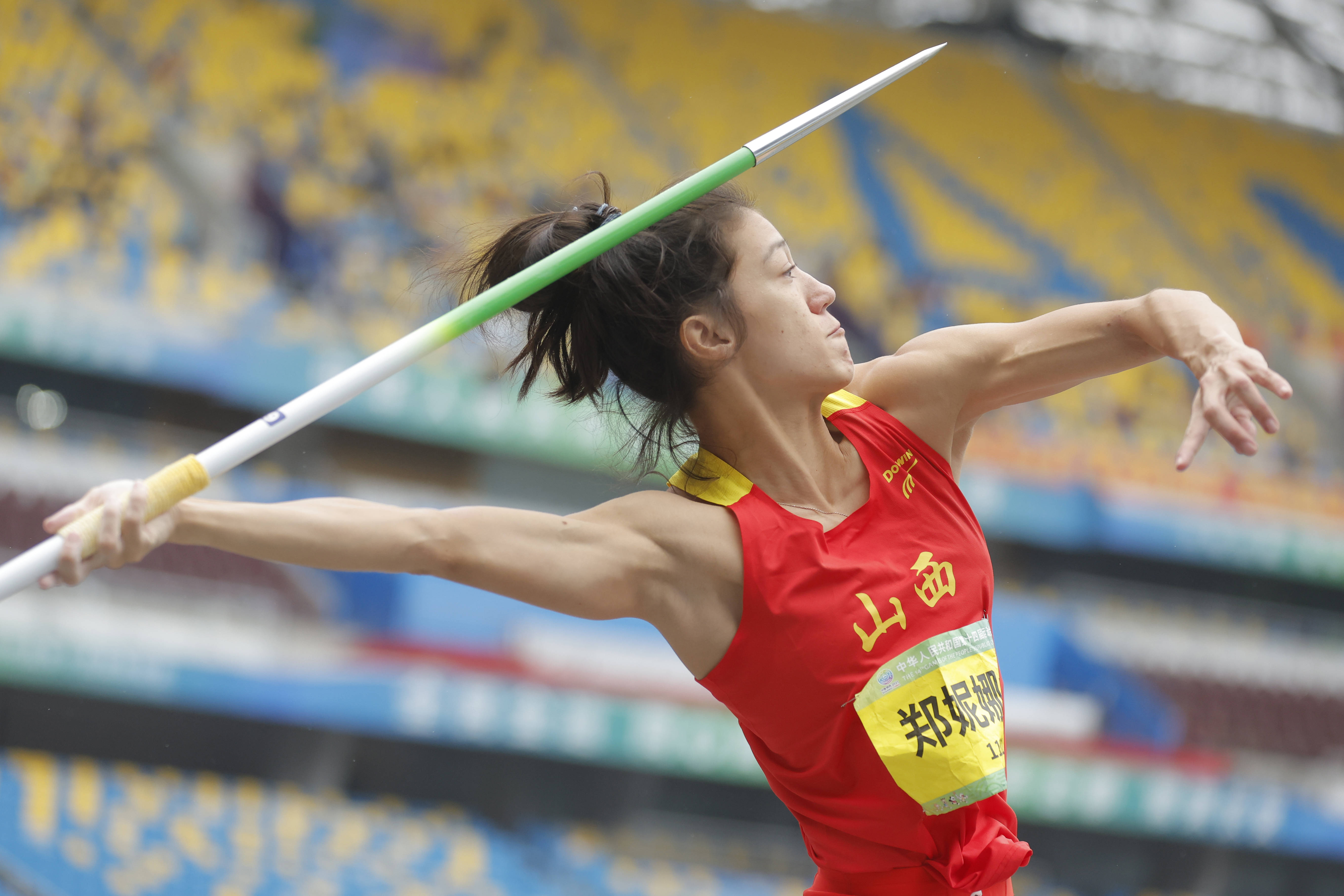 就连铅球奥运冠军巩立姣看过她的训练计划后都说,"看到你这么练,我们